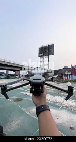 Nahaufnahme der Hand, die die Drohne hält. Bekasi, Indonesien, 22. April 2024 Stockfoto