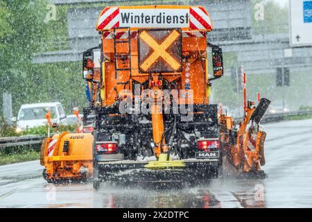 Winterdienst im Einsatz, Wintereinbruch mit starkem Schneefall auf der Autobahn A95, München, 21. April 2024 Deutschland, München, 21. April 2024, Wintereinbruch mit starkem Schneefall, Winterdienst im Einsatz auf der Autobahn A 95 München-Garmisch, Autobahnbeginn in München-Sendling, stadtauswärts, dicke Schneeflocken bei Temperaturen um die 2 Grad, schlechte Sicht, Glättegefahr, Winterwetter im Frühling, Verkehr, Aprilwetter, Schnee, Bayern, *** Winterdienst im Dienst, Beginn des Winters mit starkem Schneefall auf der Autobahn A95, München, 21. April 2024 Deutschland, München, 21. April 2024, Beginn des Sieges Stockfoto