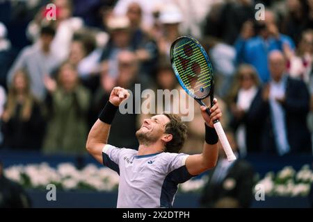 Barcelona, Spanien. April 2024. Casper Ruud aus Norwegen feiert seinen Sieg am Ende des Finalspiels gegen Stefanos Tsitsipas aus Griechenland beim ATP Barcelona Open Banc Sabadell Tennisturnier im Real Club de Tennis, Barcelona, Spanien, 21. April 2024. Quelle: Joan Gosa/Xinhua/Alamy Live News Stockfoto