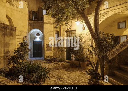 Nachtansicht auf die Straße in der Altstadt von Matera, Sassi di Matera, Region Basilicata, Italien Stockfoto