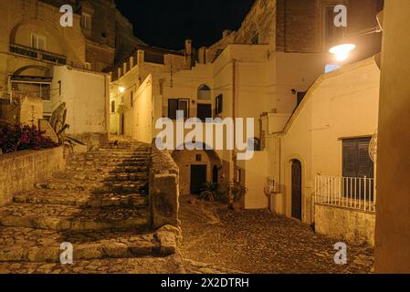 Nachtansicht auf die Straße in der Altstadt von Matera, Sassi di Matera, Region Basilicata, Italien Stockfoto