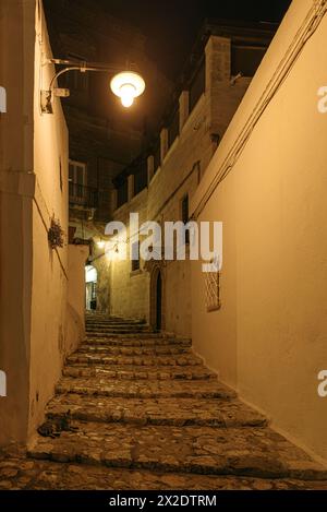 Nachtansicht auf die Straße in der Altstadt von Matera, Sassi di Matera, Region Basilicata, Italien Stockfoto