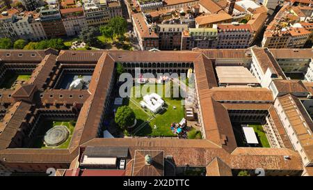 Luftaufnahme der Universität Mailand während der Milano Design Week 2024. Multidisziplinäre Universität mit mehreren historischen Gebäuden, mit einem botanischen Stockfoto