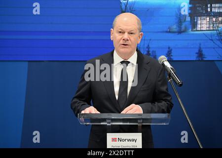 Hannover, Deutschland. April 2024. Bundeskanzler Olaf Scholz (SPD) begrüßt die Teilnehmer zur Eröffnungstour. Quelle: Julian Stratenschulte/dpa/Alamy Live News Stockfoto