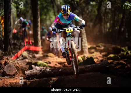 Laura Stigger aus Österreich in Aktion während des Rennens der UCI Mountain Bike World Cup Cross-Country, das in Araxa, Brasilien, im April stattfindet Stockfoto