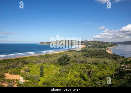 Palm Beach Sydney, Blick von der Landzunge Barrenjoey auf North Palm Beach und Ocean Sands und Pittwater Baty mit Station ( Barrenjoey) Beach, NSW, Australi Stockfoto