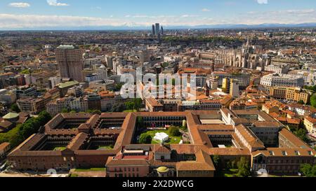 Luftaufnahme der Universität Mailand. Drohnenfotografie während der Milan Design Week 2024. Hochwertige Luftaufnahmen. Stockfoto