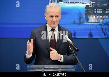 Hannover, Deutschland. April 2024. Jonas Gahr Støre, Premierminister von Norwegen, begrüßt die Teilnehmer der Eröffnungsreise. Quelle: Julian Stratenschulte/dpa/Alamy Live News Stockfoto