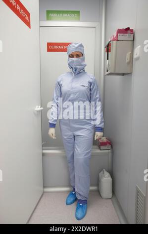 Technisches Personal, das den Reinraum betritt. Labor, Fundación Inbiomed, Genetrix Group. Zentrum für Stammzellforschung und regenerative Medizin Stockfoto