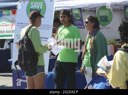 San Francisco, USA. April 2024. Die Besucher nehmen am 21. April 2024 am San Francisco Earth Day Festival in San Francisco, USA, Teil. Quelle: Liu Yilin/Xinhua/Alamy Live News Stockfoto