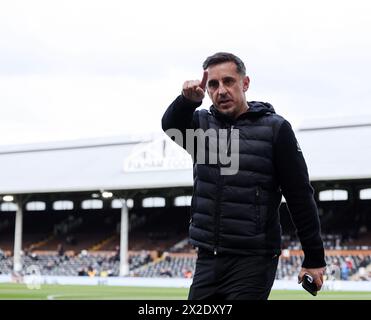 London, Großbritannien. April 2024. Gary Neville während des Premier League-Spiels im Craven Cottage, London. Der Bildnachweis sollte lauten: David Klein/Sportimage Credit: Sportimage Ltd/Alamy Live News Stockfoto