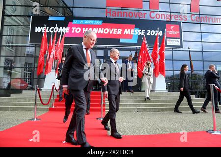 Zur Eröffnung der Hannovermesse begrüßen Bundeskanzler Olaf Scholz und Niedersachsens Ministerpräsident Stephan weil die Präsidentin der EU-Kommission Dr. Ursula von der Leyen vor dem Congresscentrum Hannover. *** Bei der Eröffnung der Hannover Messe begrüßen Bundeskanzler Olaf Scholz und niedersächsischer Ministerpräsident Stephan weil die EU-Kommissionspräsidentin Dr. Ursula von der Leyen vor dem Kongresszentrum Hannover Stockfoto