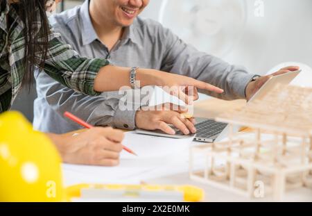 Zwei Architekten arbeiten im Büro zusammen Stockfoto