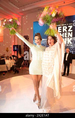 Verona Pooth und Elena Uhlig bei der 19. Verleihung des Felix Burda Award 2024 im Hotel Adlon Kempinski. Berlin, 21.04.2024 *** Verona Pooth und Elena Uhlig bei der 19 Verleihung des Felix Burda Awards 2024 im Hotel Adlon Kempinski Berlin, 21 04 2024 Foto:XF.xKernx/xFuturexImagex burda Award 4586 Stockfoto