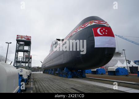Kiel, Deutschland. April 2024. Auf dem Werftgelände der Howaldtswerke-Deutsche Werft AG steht ein U-Boot vom Typ 218SG. Dieses U-Boot ist das letzte von vier U-Booten vom Typ 218SG, die ThyssenKrupp Marine Systems für die Republik Singapur gebaut hat. Quelle: Marcus Brandt/dpa/Alamy Live News Stockfoto