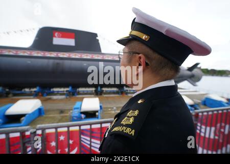 Kiel, Deutschland. April 2024. Ein Mitglied der Singapore Navy steht vor einem U-Boot des Typs 218SG auf der Werft der Howaldtswerke-Deutsche Werft AG. Dieses U-Boot ist das letzte von vier U-Booten vom Typ 218SG, die ThyssenKrupp Marine Systems für die Republik Singapur gebaut hat. Quelle: Marcus Brandt/dpa/Alamy Live News Stockfoto
