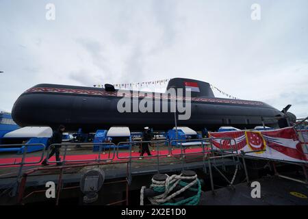 Kiel, Deutschland. April 2024. Auf dem Werftgelände der Howaldtswerke-Deutsche Werft AG steht ein U-Boot vom Typ 218SG. Dieses U-Boot ist das letzte von vier U-Booten vom Typ 218SG, die ThyssenKrupp Marine Systems für die Republik Singapur gebaut hat. Quelle: Marcus Brandt/dpa/Alamy Live News Stockfoto