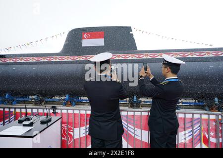 Kiel, Deutschland. April 2024. Mitglieder der Marine aus Singapur fotografieren ein U-Boot des Typs 218SG in der Werft der Howaldtswerke-Deutsche Werft AG. Dieses U-Boot ist das letzte von vier U-Booten des Typs 218SG, die ThyssenKrupp Marine Systems für die Republik Singapur gebaut hat. Quelle: Marcus Brandt/dpa/Alamy Live News Stockfoto
