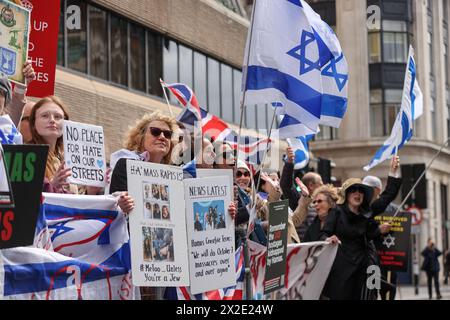 London, Großbritannien. April 2023. Pro-israelische Anhänger halten Plakate und Fahnen, während sie während einer pro-palästinensischen Demonstration vor der Barclays Bank an der Tottenham Court Road in London einen Gegenprotest inszenieren, während der Krieg zwischen Israel und Hamas fortgesetzt wird. Quelle: SOPA Images Limited/Alamy Live News Stockfoto