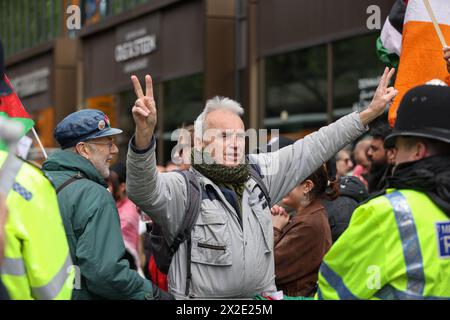 London, Großbritannien. April 2023. Ein Pro-Israel-Unterstützer gibt Gesten, während Aktivisten während einer pro-palästinensischen Demonstration vor der Barclays Bank an der Tottenham Court Road in London einen Gegenprotest inszenieren, während der Krieg zwischen Israel und Hamas fortgesetzt wird. (Foto: Steve Taylor/SOPA Images/SIPA USA) Credit: SIPA USA/Alamy Live News Stockfoto