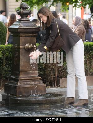 Person tanken mit Wasser am Brunnen auf dem Scala-Platz in Mailand, Italien Stockfoto