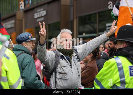 London, Großbritannien. April 2023. Ein Pro-Israel-Unterstützer gibt Gesten, während Aktivisten während einer pro-palästinensischen Demonstration vor der Barclays Bank an der Tottenham Court Road in London einen Gegenprotest inszenieren, während der Krieg zwischen Israel und Hamas fortgesetzt wird. Quelle: SOPA Images Limited/Alamy Live News Stockfoto