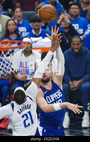 Los Angeles, USA. April 2024. Los Angeles Clippers’ Ivica Zubac (R) schießt gegen Daniel Gafford der Dallas Mavericks während des NBA-Playoff-Spiels zwischen Los Angeles Clippers und Dallas Mavericks am 21. April 2024 in Los Angeles, USA. Quelle: Ringo Chiu/Xinhua/Alamy Live News Stockfoto
