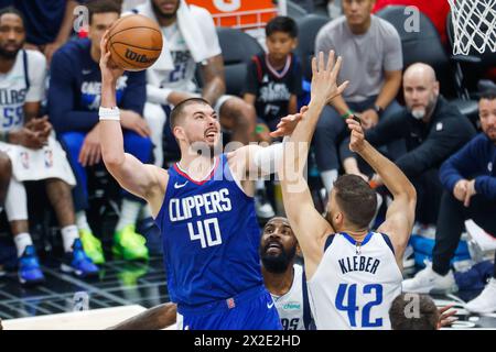 Los Angeles, USA. April 2024. Los Angeles Clippers’ Ivica Zubac (L) schießt gegen Maxi Kleber (R) der Dallas Mavericks (R) während des NBA-Erstrunde-Playoff-Spiels zwischen Los Angeles Clippers und Dallas Mavericks am 21. April 2024 in Los Angeles, USA. Quelle: Ringo Chiu/Xinhua/Alamy Live News Stockfoto