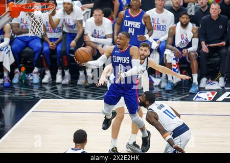 Los Angeles, USA. April 2024. Los Angeles Clippers’ Russell Westbrook (C) geht im NBA-Erstrunde-Spiel zwischen Los Angeles Clippers und Dallas Mavericks am 21. April 2024 in Los Angeles (USA) in den letzten beiden Jahren in den Play-up. Quelle: Ringo Chiu/Xinhua/Alamy Live News Stockfoto