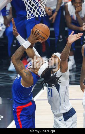 Los Angeles, USA. April 2024. Los Angeles Clippers’ Terance Mann (L) schießt gegen Daniel Gafford der Dallas Mavericks während des NBA-Erstrunde-Playoff-Spiels zwischen Los Angeles Clippers und Dallas Mavericks am 21. April 2024 in Los Angeles, USA. Quelle: Ringo Chiu/Xinhua/Alamy Live News Stockfoto