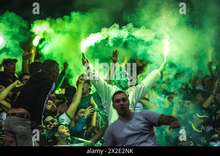 Lissabon, Portugal. April 2024. Sporting CP Fans feiern das Tor ihres Teams mit Fackeln beim Liga Portugal Betclic Spiel zwischen Sporting CP und Vitoria SC im Estadio Jose Alvalade. (Endresultat: Sporting CP 3 - 0 Vitoria SC) Credit: SOPA Images Limited/Alamy Live News Stockfoto