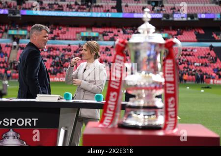 London, Großbritannien. April 2024. Die FA Cup Trophy mit ITV-Moderatorin Karen Carney und Roy Keane beim Halbfinalspiel des Emirates FA Cup Coventry City gegen Manchester United im Wembley Stadium, London, Großbritannien am 21. April 2024 Credit: Paul Marriott/Alamy Live News Stockfoto