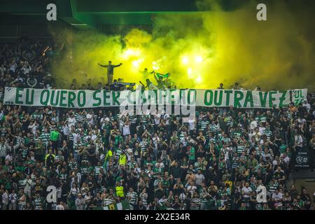 Lissabon, Portugal. April 2024. Sporting CP Fans zünden beim Spiel zwischen Sporting CP und Vitoria SC im Estadio Jose Alvalade ein Banner mit dem Text „Ich möchte wieder Champion werden“ an. (Endnote: Sporting CP 3 - 0 Vitoria SC) (Foto: Henrique Casinhas/SOPA Images/SIPA USA) Credit: SIPA USA/Alamy Live News Stockfoto