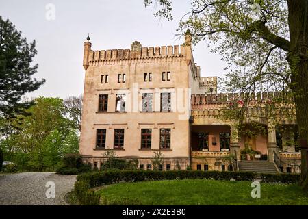 Fragment der Fassade des neugotischen historischen Palastes in Srodka, Polen Stockfoto