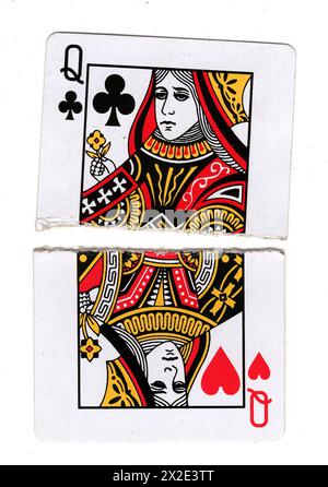 Zerrissene Hälften von Vintage-Spielkarten, die eine Königin der Schläger und Herzen auf weißem Hintergrund zeigen. Stockfoto