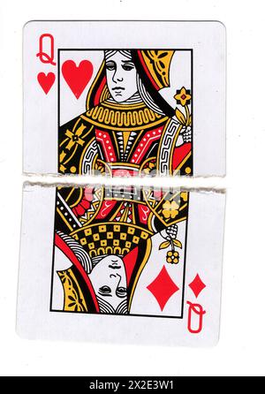 Zerrissene Hälften von Vintage-Spielkarten, die eine Königin der Herzen und Diamanten auf weißem Hintergrund zeigen. Stockfoto