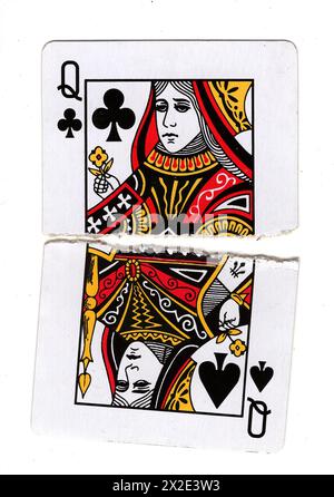 Zerrissene Hälften von Vintage-Spielkarten, die eine Königin der Schläger und Pik auf weißem Hintergrund zeigen. Stockfoto