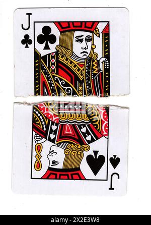 Zerrissene Hälften von Vintage-Spielkarten, die einen Haufen Schläger und Pik auf weißem Hintergrund zeigen. Stockfoto