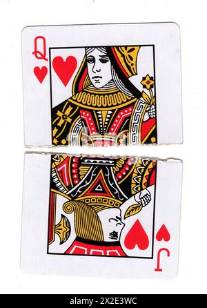 Zerrissene Hälften von Vintage-Spielkarten, die eine Königin und einen Herzklopfen auf weißem Hintergrund zeigen. Stockfoto