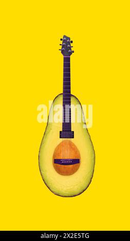 Die Hälfte Avocado in Form einer Gitarre auf hellgelbem Hintergrund. Zeitgenössische Kunstcollage. Künstlerische Neuinterpretation, verspieltes Essen und Musik Stockfoto