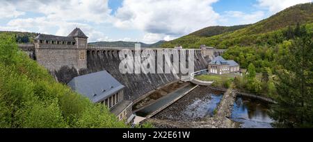 Der Edersee-Staudamm ist ein Wasserkraftwerk, das die Eder in Hessen überspannt. Stockfoto