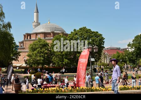 Leute, die Spaß an einem Tag am Wochenende im Park Central Baths Square in Sofia Bulgarien, Osteuropa, Balkan, EU haben Stockfoto