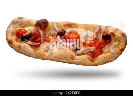 Römische Pinsa, zerstoßene Pizza mit Thunfisch, Tomaten und Zwiebeln und Oliven isoliert auf weiß mit Schneidepfad im Preis inbegriffen Stockfoto