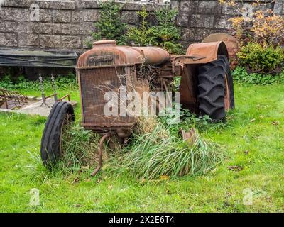 Das Bild zeigt einen verlassenen Fordson-Traktor, der als Zusammenarbeit zwischen Ford und Massey Ferguson gebaut wurde, daher der Sohn. Stockfoto