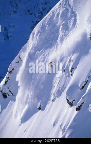 Ein Mann, der es beim Skifahren in Champery, Schweiz, aufreißt Stockfoto