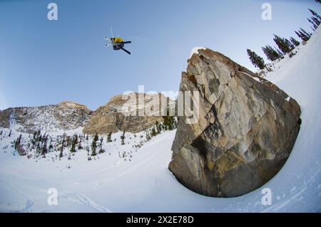 Mann, der von der Klippe im Skigebiet Alta, Utah, springt Stockfoto