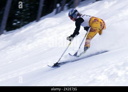 Behinderte Abfahrtsläufer Allison Jones, Training im Winter Park Resort, Colorado Stockfoto