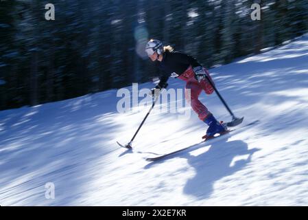 Nicht identifizierter behinderter Skier im Winter Park Ski Resort, Colorado Stockfoto