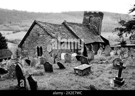 St Martin’s Church, Cwmyoy, Monmouthshire ist ein hauptsächlich denkmalgeschütztes Gebäude des 13. Grades, das vor allem für seine verdrehte, verzerrte Form – das Ergebnis von grou – bekannt ist Stockfoto