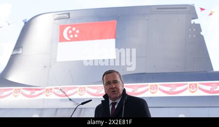 Kiel, Deutschland. April 2024. Bundesverteidigungsminister Boris Pistorius (SPD) spricht bei der Taufe des U-Bootes Typ 218SG auf der Werft Howaldtswerke-Deutsche Werft AG. Das U-Boot mit dem Namen „Inimitable“ ist das letzte von vier U-Booten des Typs 218SG, die ThyssenKrupp Marine Systems für die Republik Singapur gebaut hat. Quelle: Marcus Brandt/dpa/Alamy Live News Stockfoto